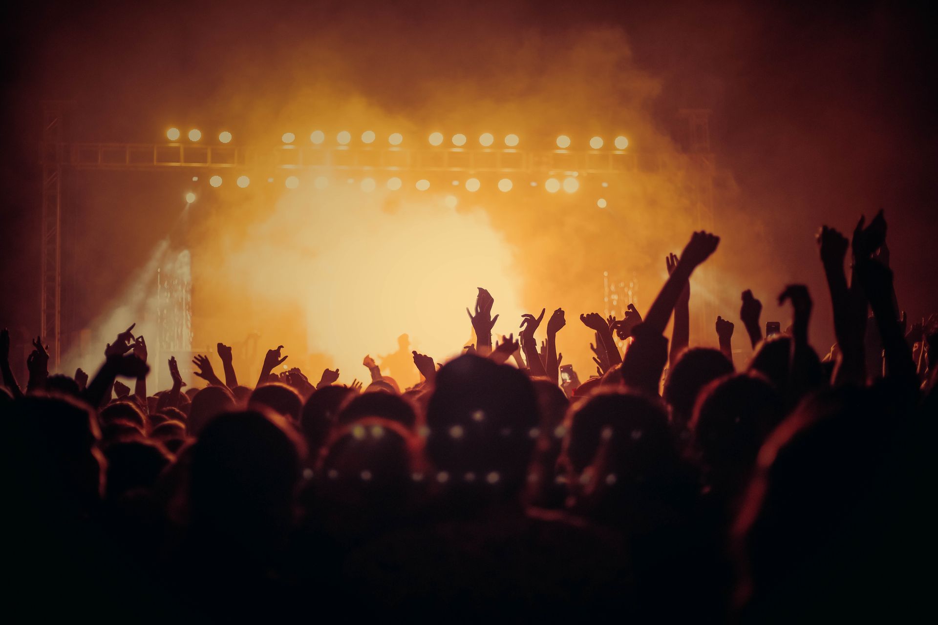 Concierto con público, sonido e iluminación